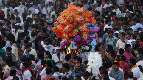 Balloon seller at Chettikulangara Bharani festival, Alappuzha