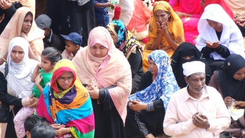 Devotees at Beemapally Mosque, Kerala