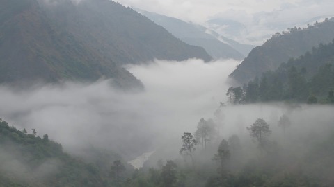 Snow-like clouds engulfing a Leh valley